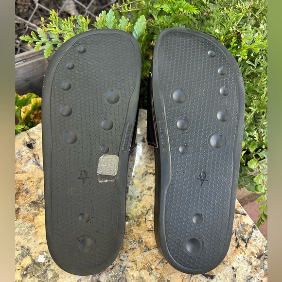 P448🔴Logo slide sandals in black men size 7 women 9 Like New - Picture 8 of 9